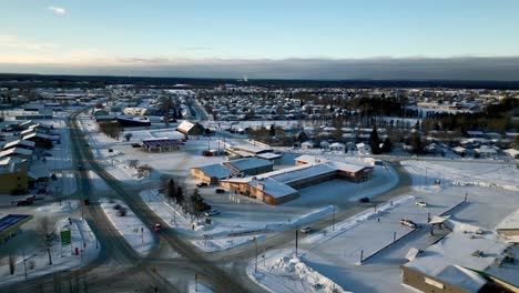 Eine-Aufsteigende-Luftdrohne-Mit-Einer-Weitwinkelaufnahme-Der-Tankstelle-Einer-Kleinstadt-Im-NCN-Reservat-In-Thompson,-Manitoba,-Im-Abgelegenen-Norden-Kanadas