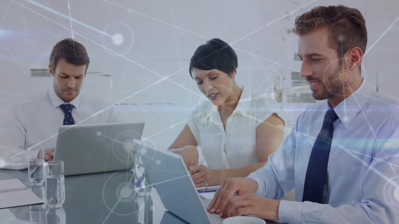 animación de la red de conexiones entre diversos colegas que utilizan computadoras portátiles en la oficina