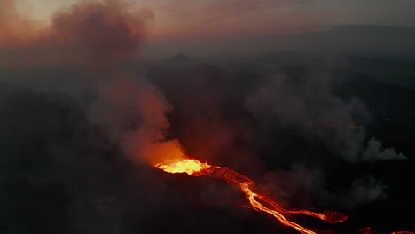 Luftaufnahme-Eines-Aktiven-Vulkanausbruchs.-Geschmolzene-Lava,-Die-Vom-Krater-Herabfließt,-Säule-Austretender-Vulkanischer-Gase.-Vor-Sonnenaufgang.-Fagradalsfjall-Vulkan.-Island,-2021