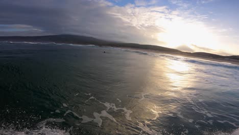 Die-Sonne-Geht-über-Der-Meeresoberfläche-Unter,-Unterwasser-Pov-Mit-Einigen-Wolken-Und-Surfen-Zur-Gleichen-Zeit