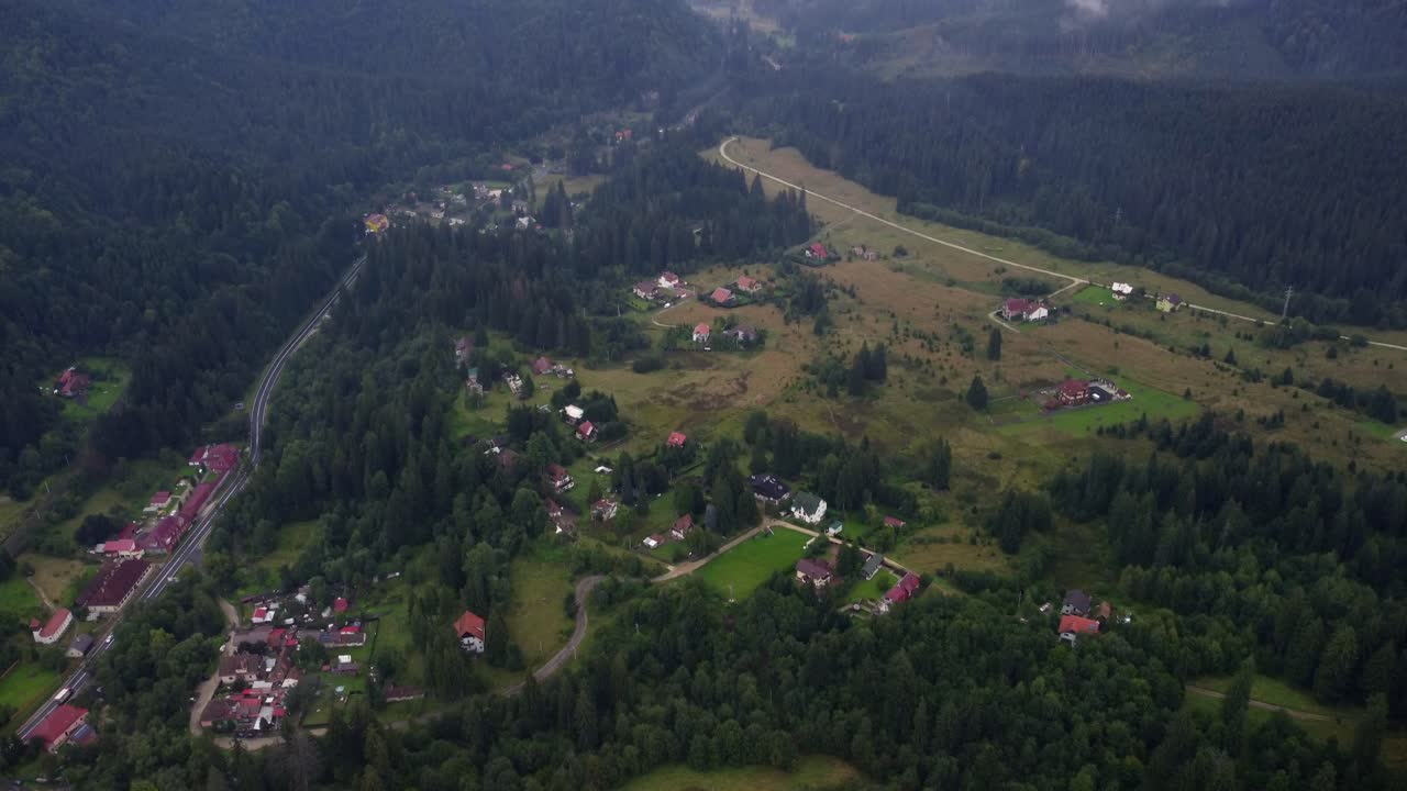 tire hacia atrás del disparo del dron que revela nubes bajas sobre