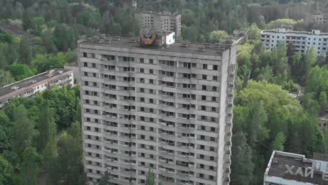 emblema de la urss de la era soviética en el techo de un edificio abandonado dentro de la zona de exclusión de chernobyl