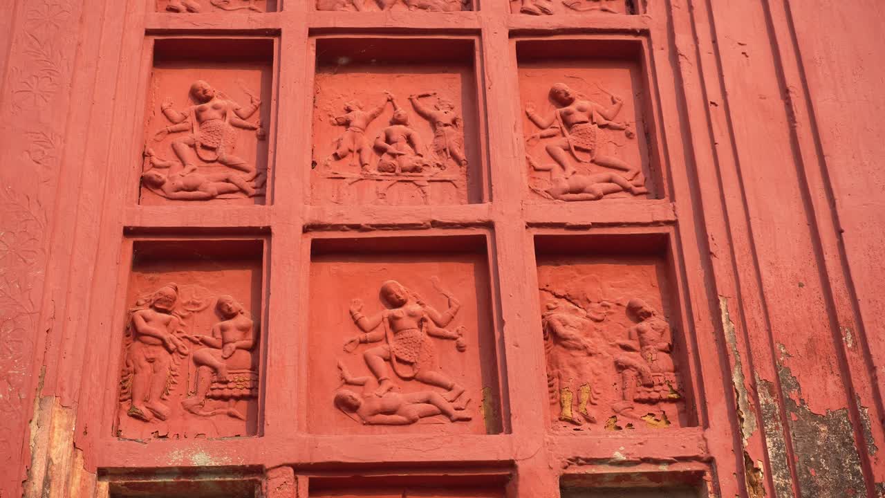The red brick architecture is evident on the outer walls of this temple which the social system, culture and civilization of that time blossomed.Currently, the paintings are almost destroyed.