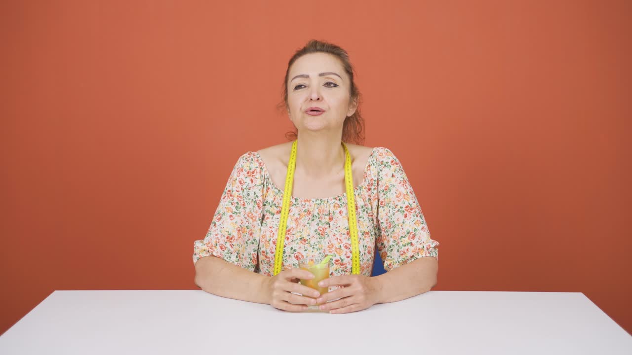 채소 주스를 마시고 체중을 줄이는 다이어터입니다.