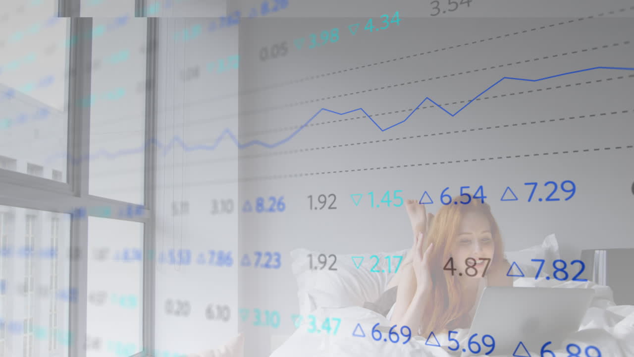 침대에 누워서 비디오 통화로 이야기하는 아름다운 백인 여성에 대한 무역 보드의 애니메이션