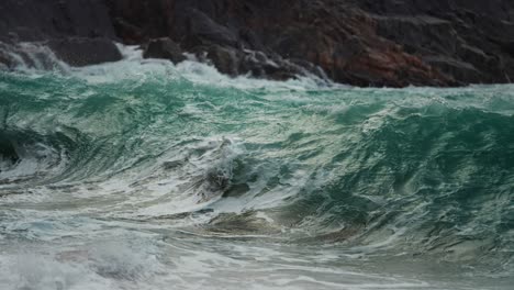 Las-Olas-Rompen-Y-Se-Derraman-En-La-Playa-De-Arena