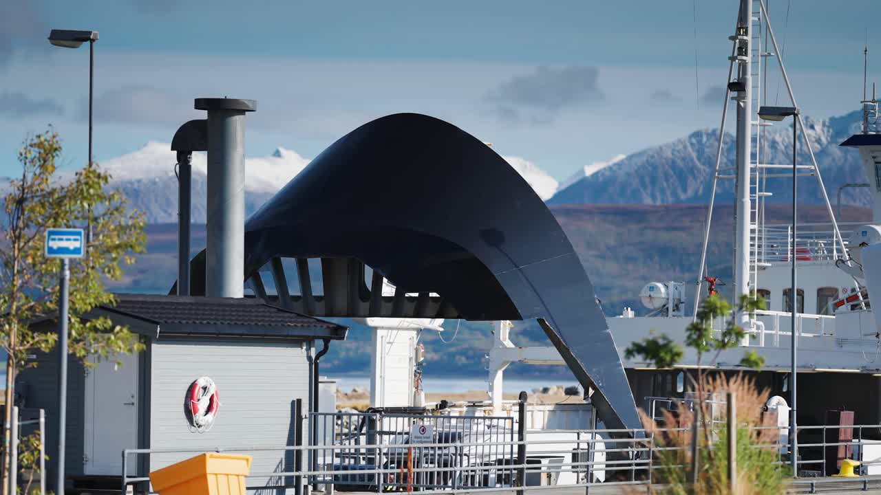 항구 에 있는 여객 페리