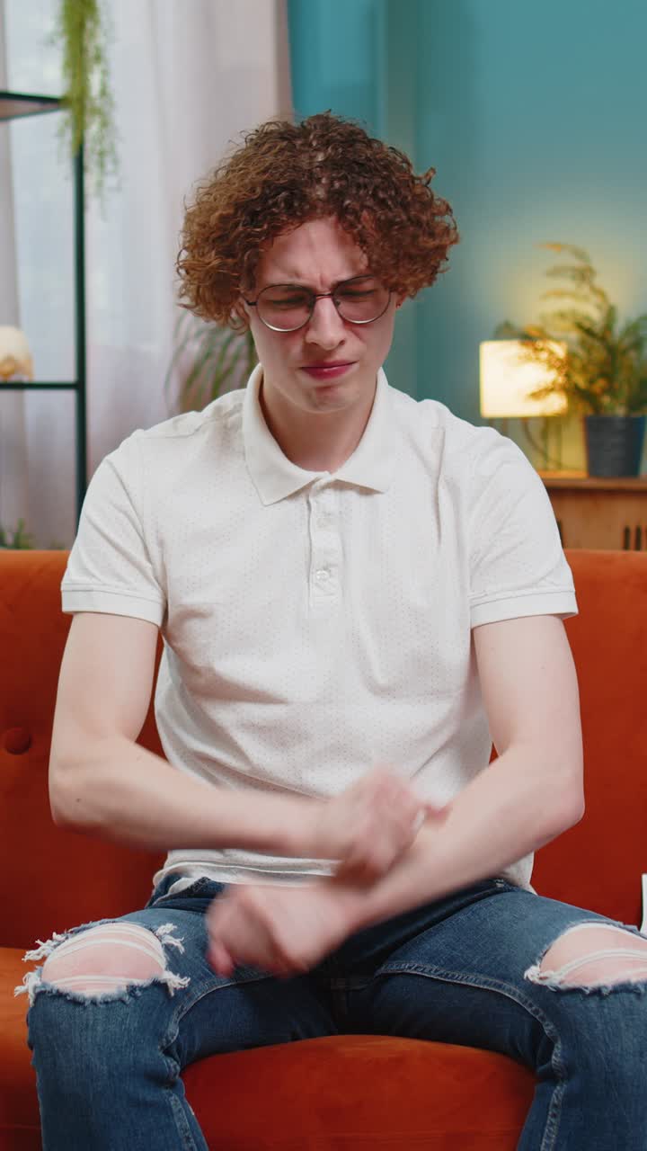 스트레스를 받는 남자 프리랜서가 비즈니스 차트와 그래프를 검토하고 공중에 지불되지 않은 청구서를 던집니다.