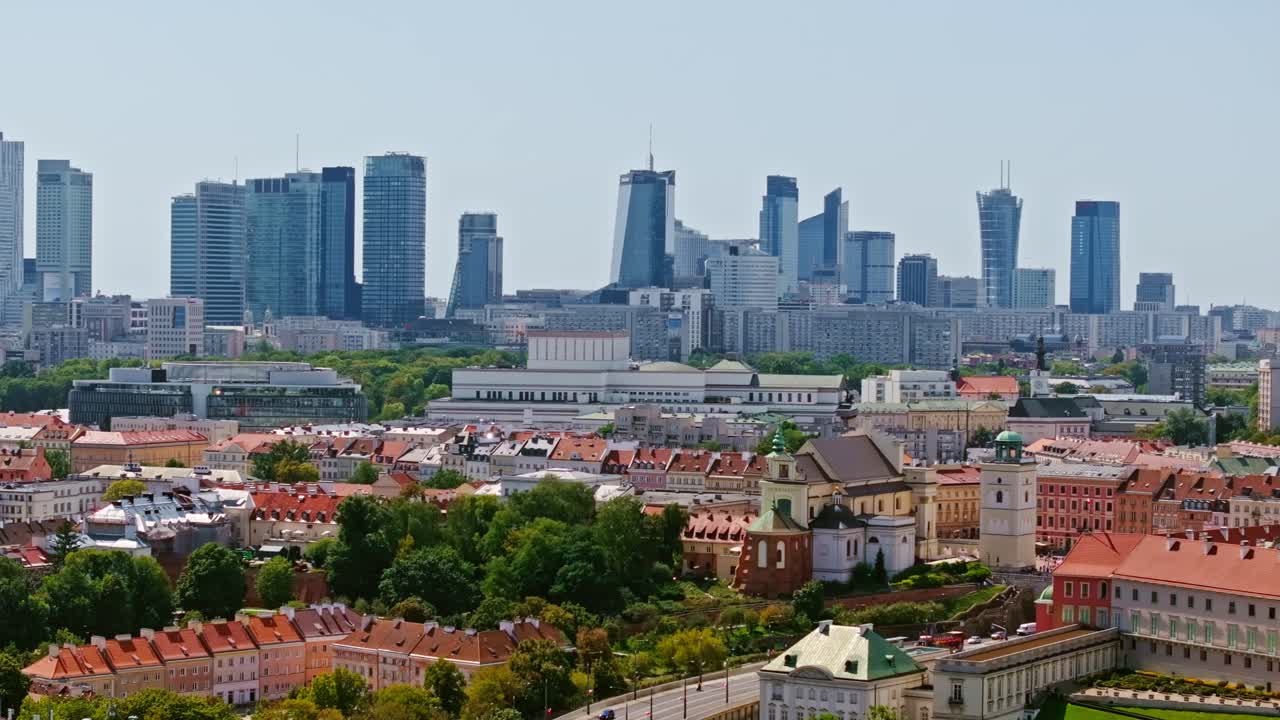 Warsawa memadukan atap bersejarah dan gedung pencakar langit modern di perbatasan NATO