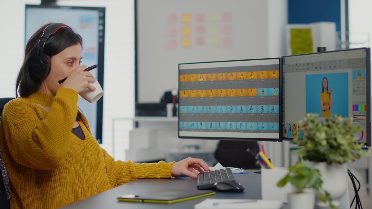 editor de fotos con auriculares retocando la imagen usando el bolígrafo