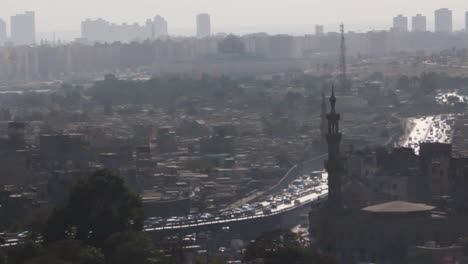 Tráfico-De-El-Cairo-En-Una-De-Las-Calles,-Un-Vídeo-Desde-El-Punto-Más-Alto-Del-Cairo-Antiguo-E-Histórico-Al-Mediodía,-Que-Muestra-El-Flujo-De-Tráfico.