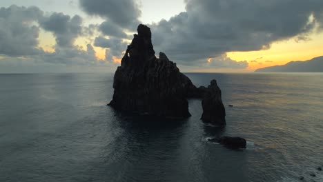 imágenes filmadas en madeira, portugal en las pilas marinas de ilheus da ribeira da janela