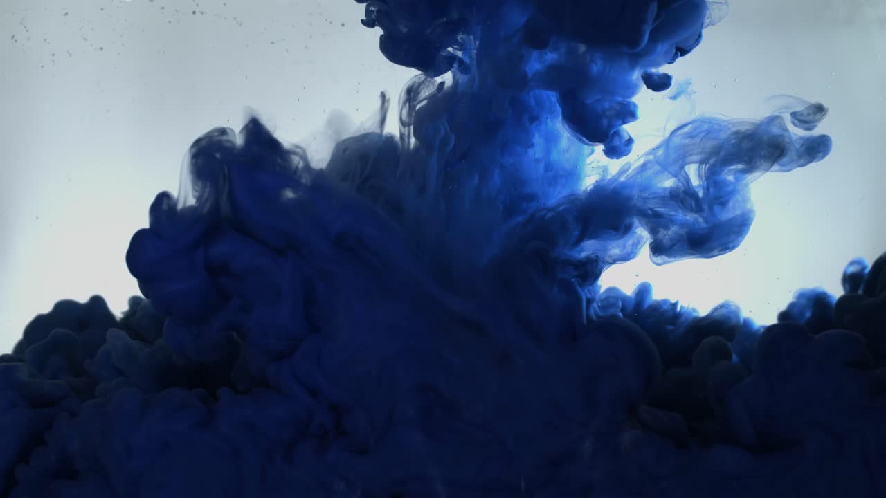 Inchiostro blu nell'acqua