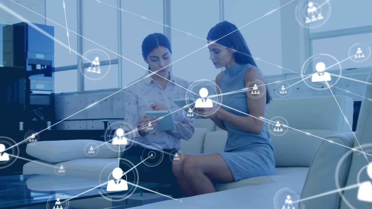 태블릿을 사용하는 다양한 사업가 여성에 대한 아이콘과의 연결 네트워크의 애니메이션