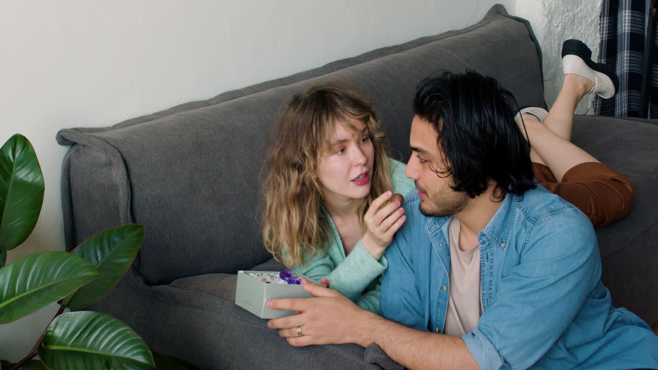 집에서 사랑에 빠진 커플