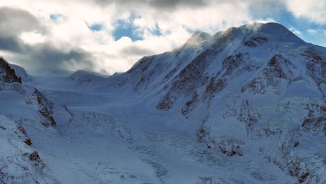 Frío-Principios-De-Octubre-Mañana-Gornergrat-Zermatt-Glaciar-Hielo-Grieta-Río-Alpes-Suizos-Cima-El-Matterhorn-Cumbre-Estación-De-Esquí-Paisaje-Aéreo-Drone-Otoño-Ferrocarril-Suiza-Adelante-Revelar-Movimiento