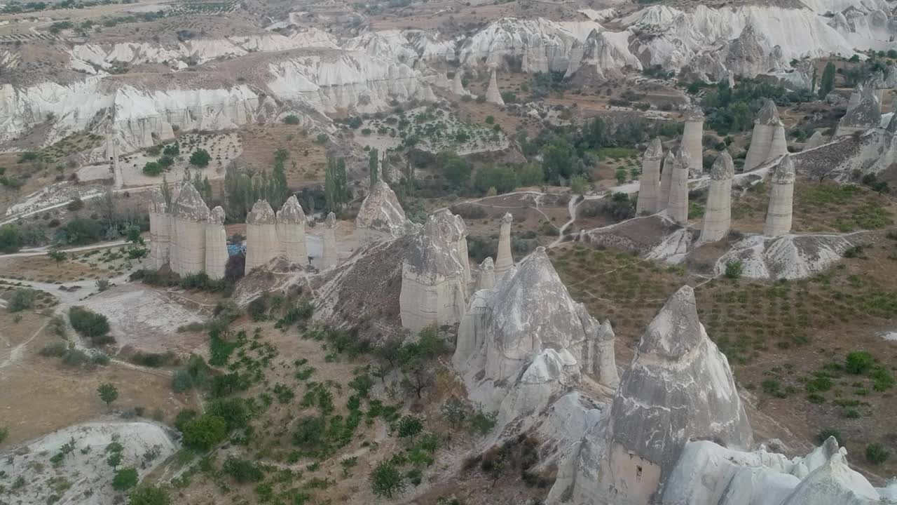 extraño capadocia turco visitas turísticas formaciones rocosas volcánicas paisaje de la ciudad vuelo aéreo que se eleva sobre