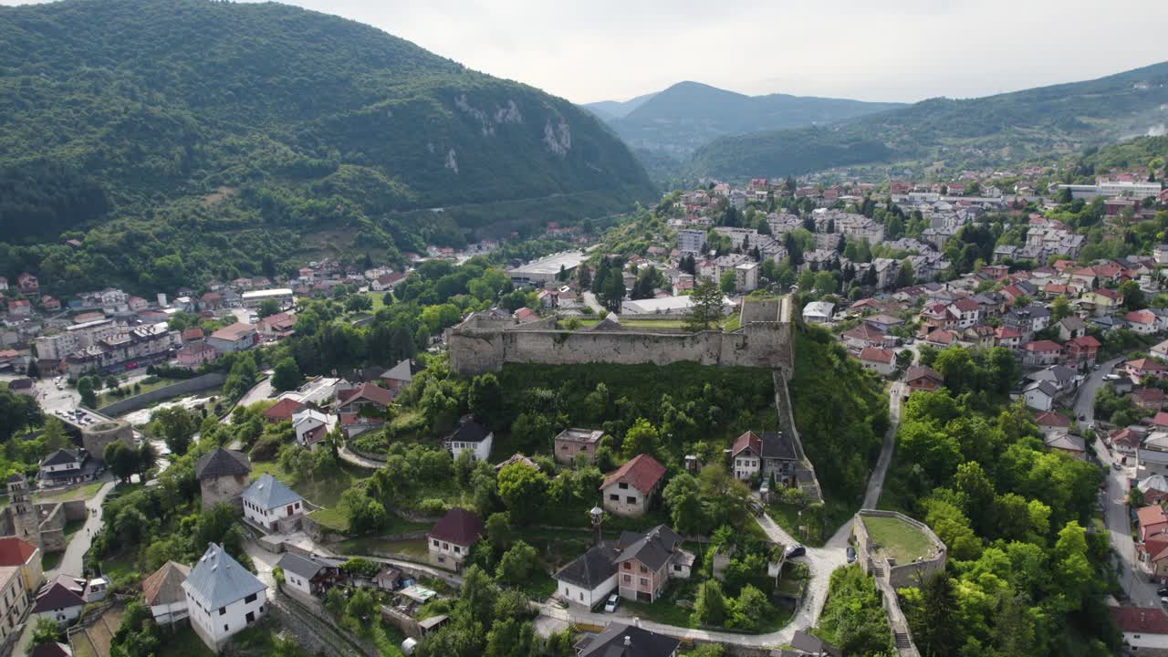 vista aérea de la fortaleza de jajce en bosnia y herzegovina, ciudad medieval amurallada, en órbita