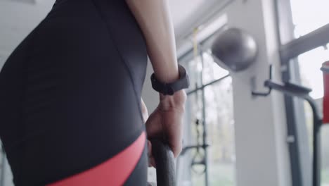 vista de mano de una atleta femenina con kettlebell haciendo ejercicio en el gimnasio