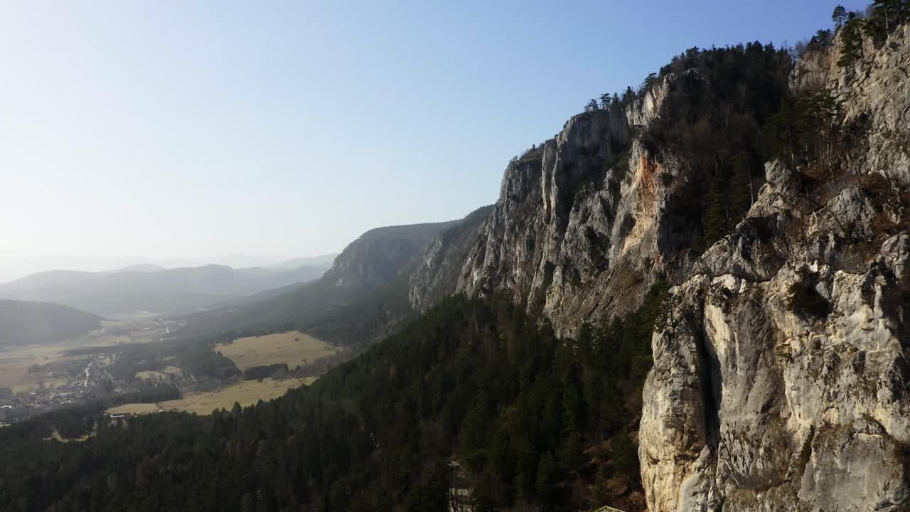 tiro de dron de la gran pared de la montaña