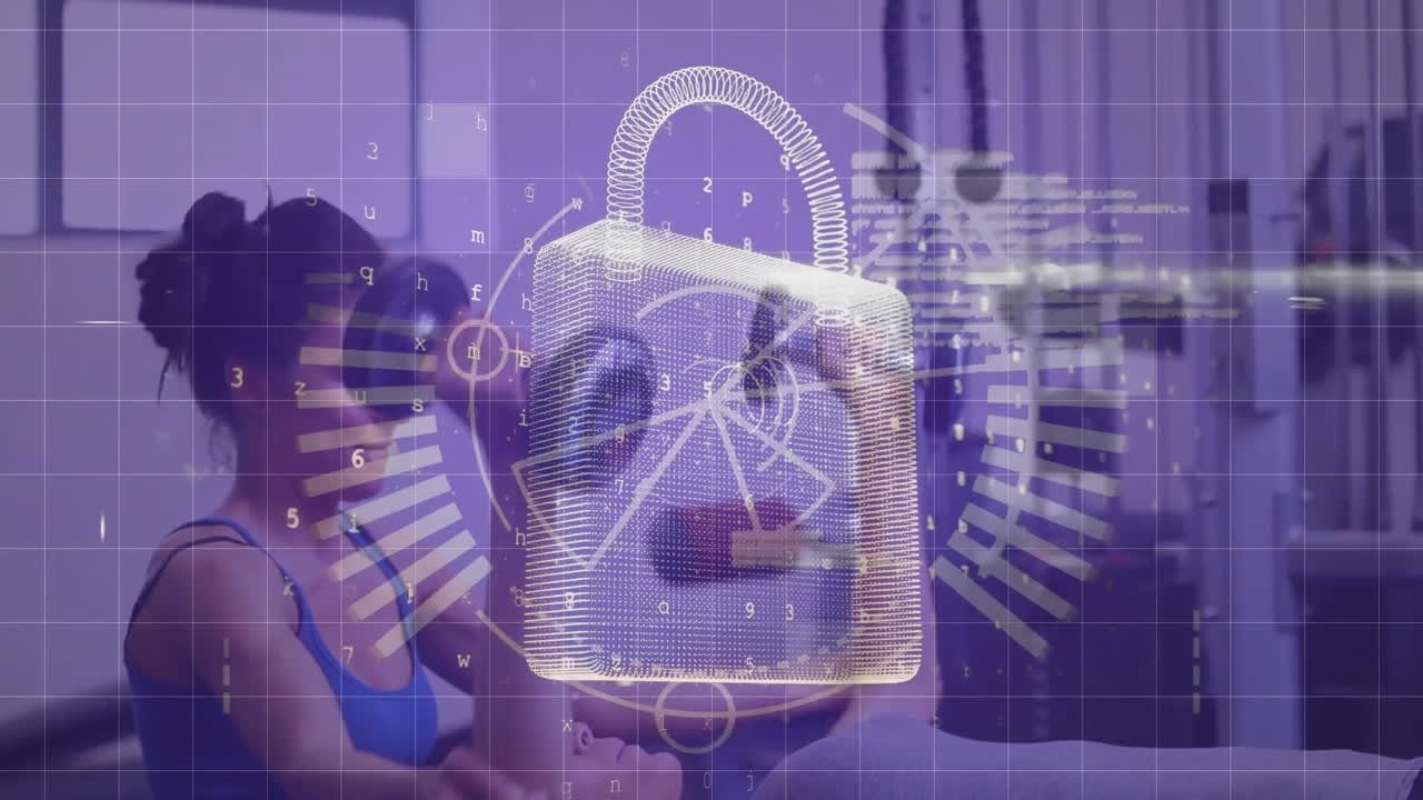 animación de procesamiento de datos y candado sobre entrenadora caucásica y mujer levantando pesas