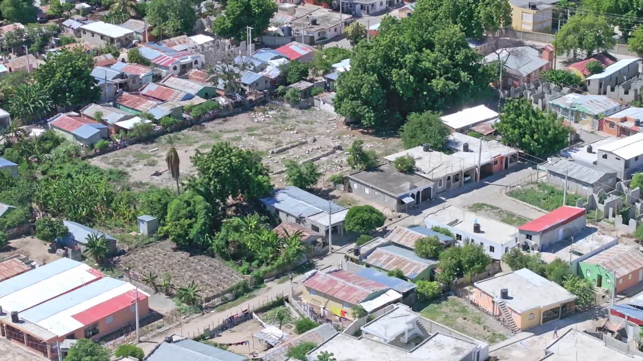 도미니카 공화국 아주아 주 푸에블로 비에호 (pueblo viejo, azua province) 의 주거 지역 한가운데에 있는 카시크 아크리치요 (cacique enriquillo) 의 무덤