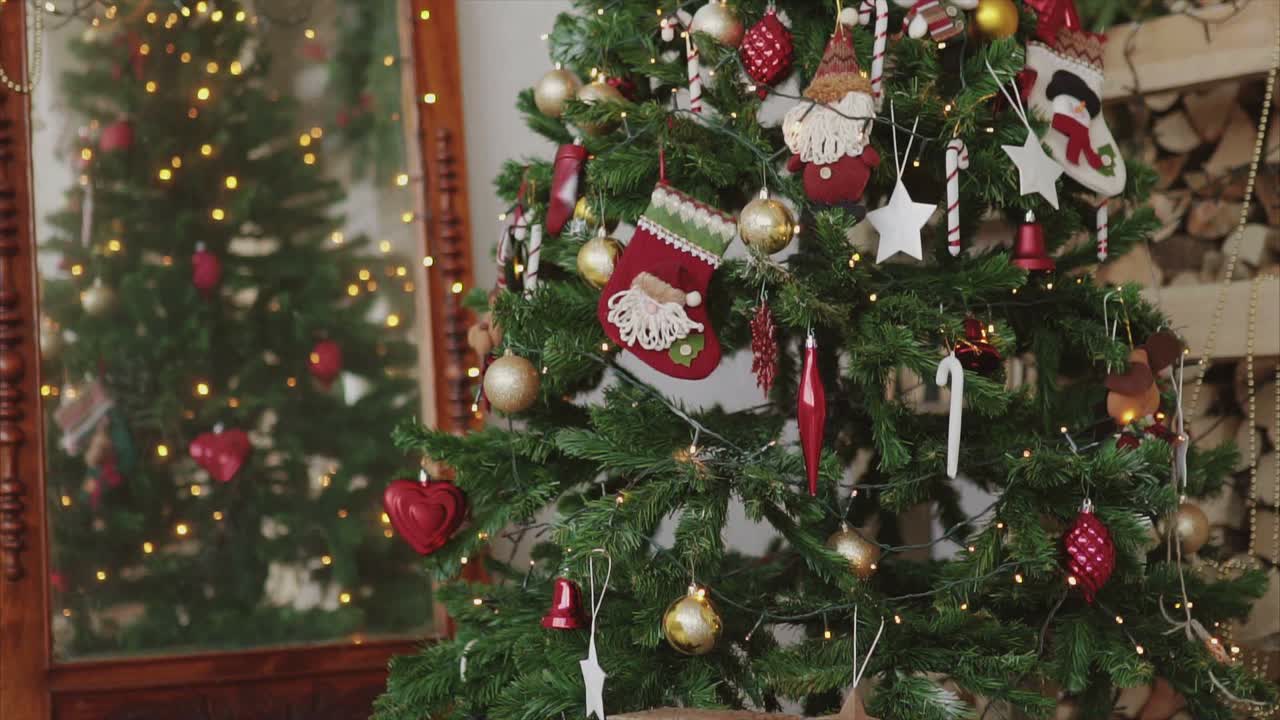 árbol de navidad decorado con adornos