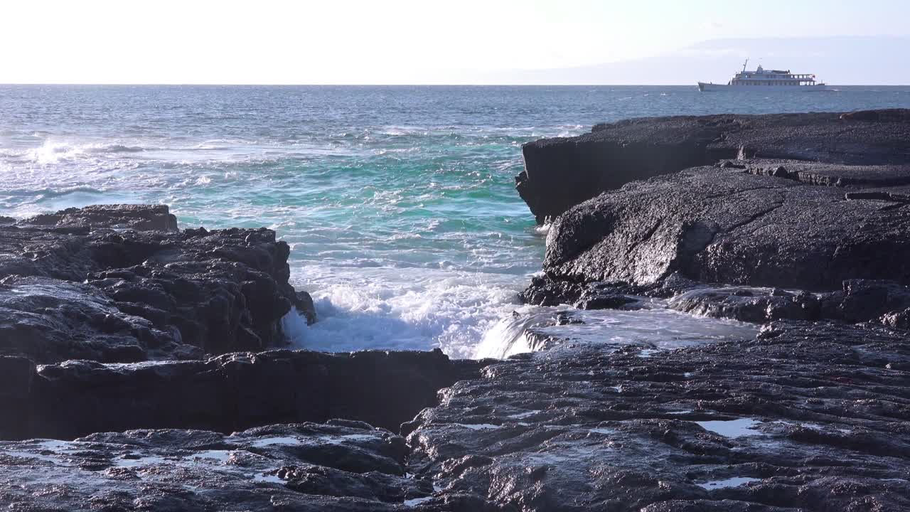 우아한 요트가 갈라파고스 섬의 해안을 따라 이동합니다.