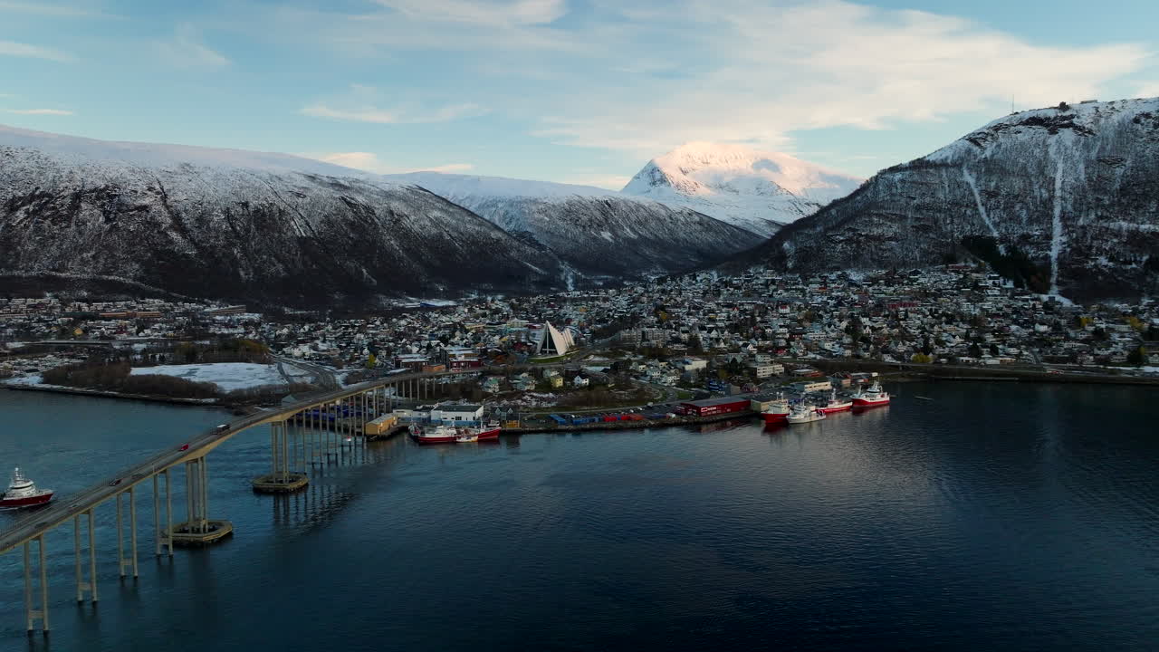 Norwegische Stadtlandschaften, Brückenarchitektur, Winterabend, Luftaufnahme