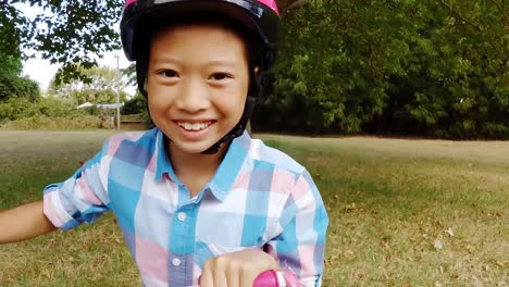 Retrato-De-Una-Niña-Sonriente-Andando-En-Bicicleta