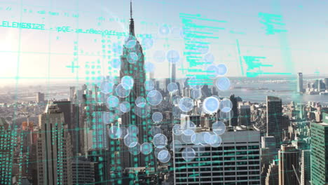 animación de procesamiento de datos e iconos de medios sobre el paisaje urbano