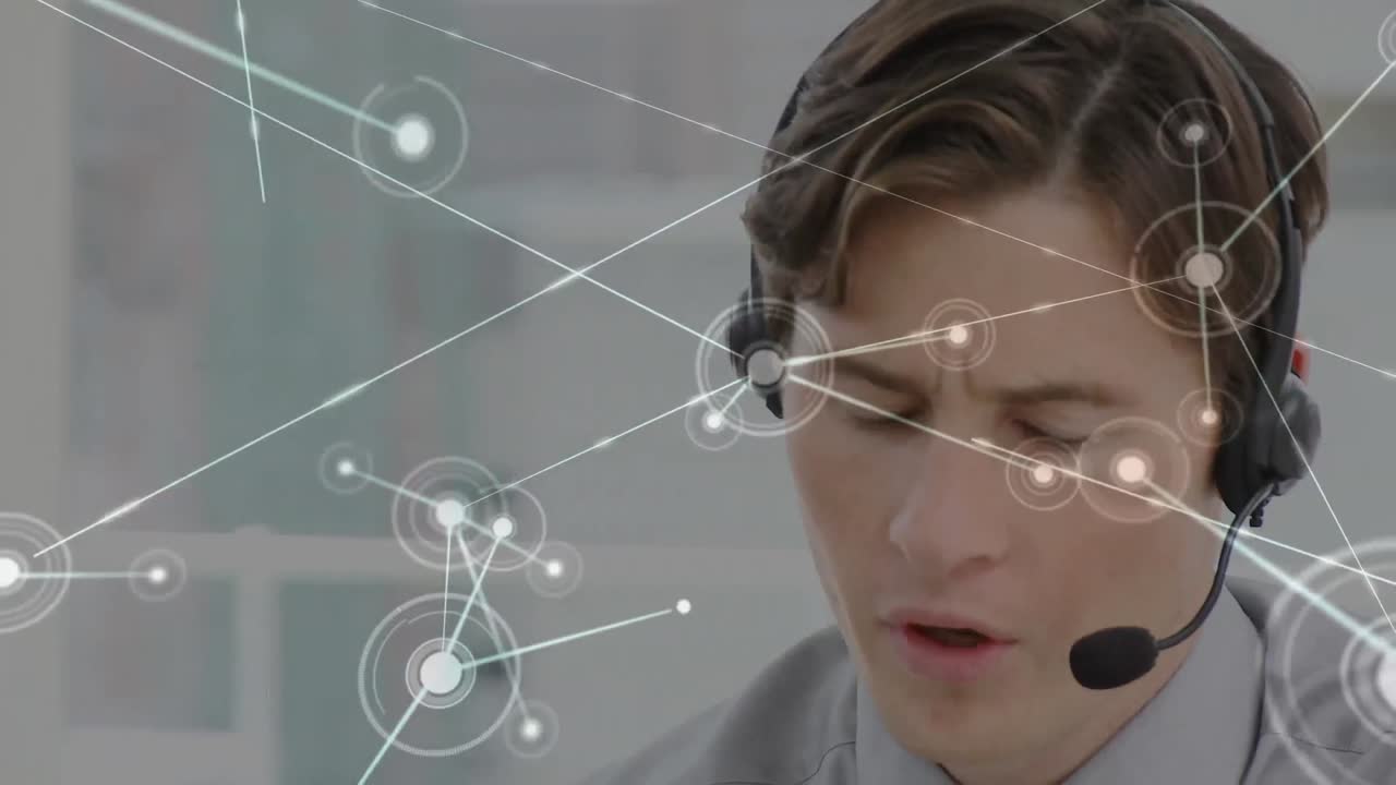 animación de redes de conexiones a través de un hombre de negocios usando auriculares telefónicos