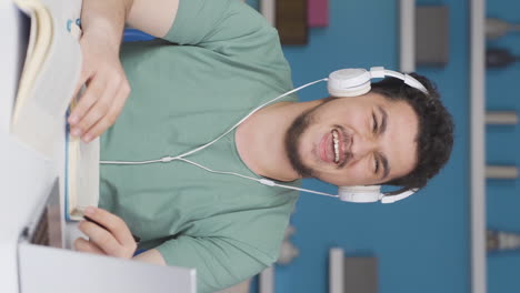 vídeo vertical de un estudiante loco.