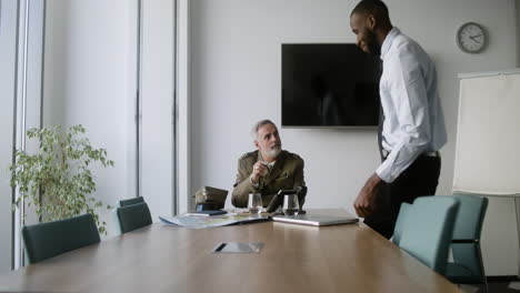 Young-man-entering-on-the-office