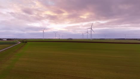 Große-Drohnenansicht-Eines-Windradfeldes-In-Frankreich