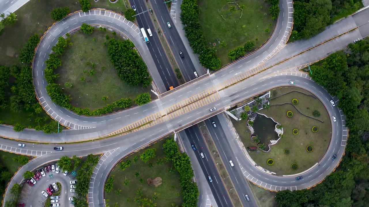 aerial de la intersección simétrica en la carretera en la ciudad de xalapa, estado de veracruz - méxico