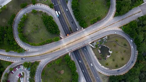 Luftaufnahme-Einer-Symmetrischen-Kreuzung-Auf-Der-Autobahn-In-Der-Stadt-Xalapa,-Bundesstaat-Veracruz---Mexiko