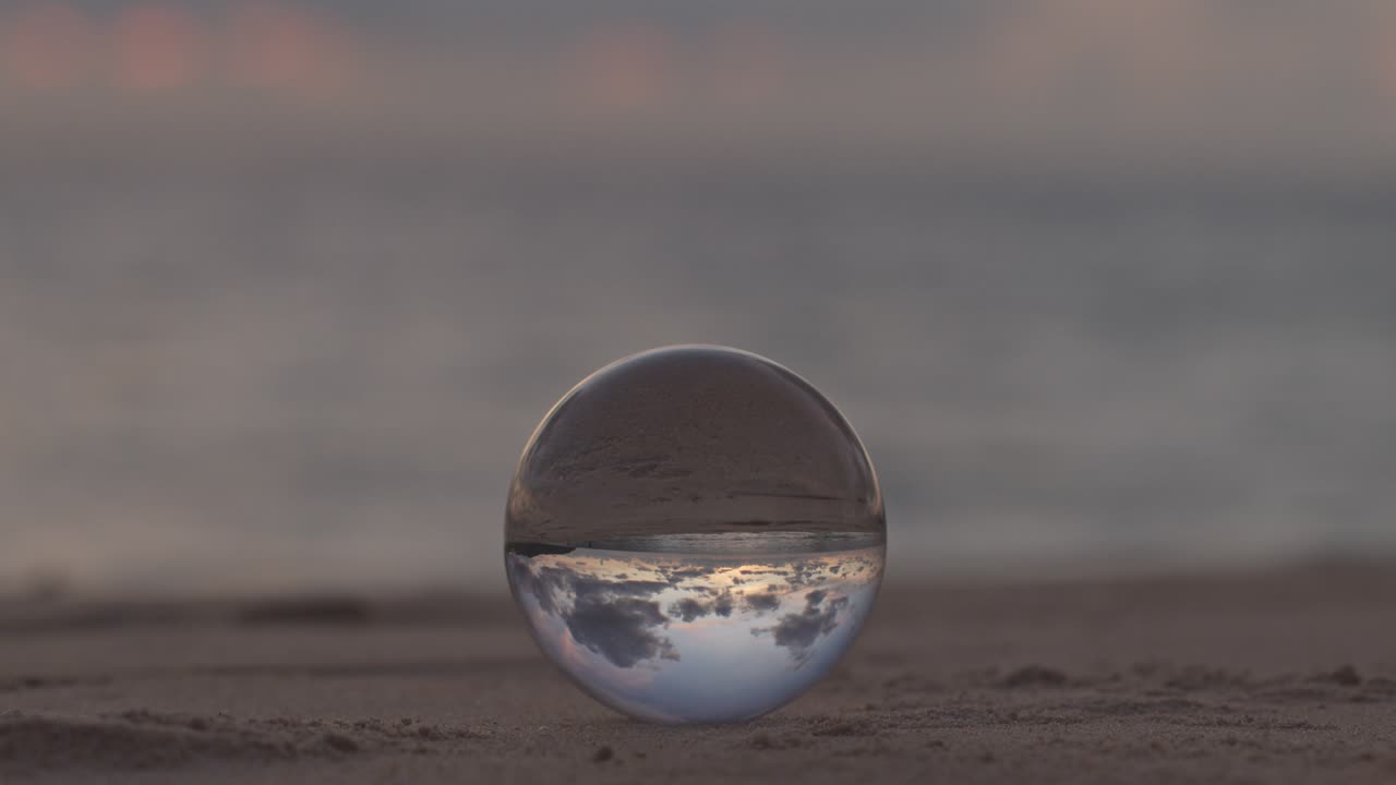 크리스탈 볼로 바다를 볼 수 있습니다.