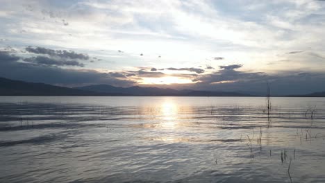 paisaje escénico del lago utah durante la impresionante puesta de sol, sobrevuelo de drones aéreos