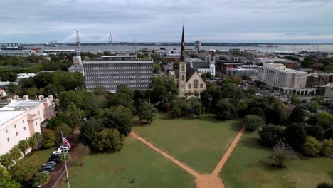 Antena-Sobre-Marion-Square-En-Charleston-Sc,-Carolina-Del-Sur-Acercándose-A-La-Iglesia-Bautista-De-La-Plaza-De-La-Ciudadela