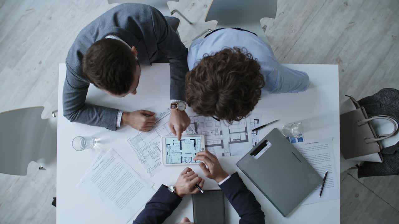 una pareja mirando los planos del apartamento.