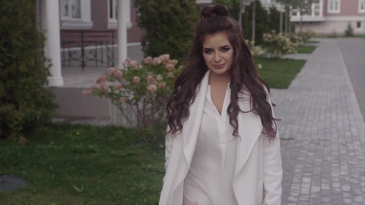 una mujer con una bata blanca.