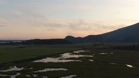 Hermosa-Vista-Panorámica-Aérea-Del-Paisaje-Montañoso-Canadiense-Durante-Una-Vibrante-Puesta-De-Sol-De-Verano