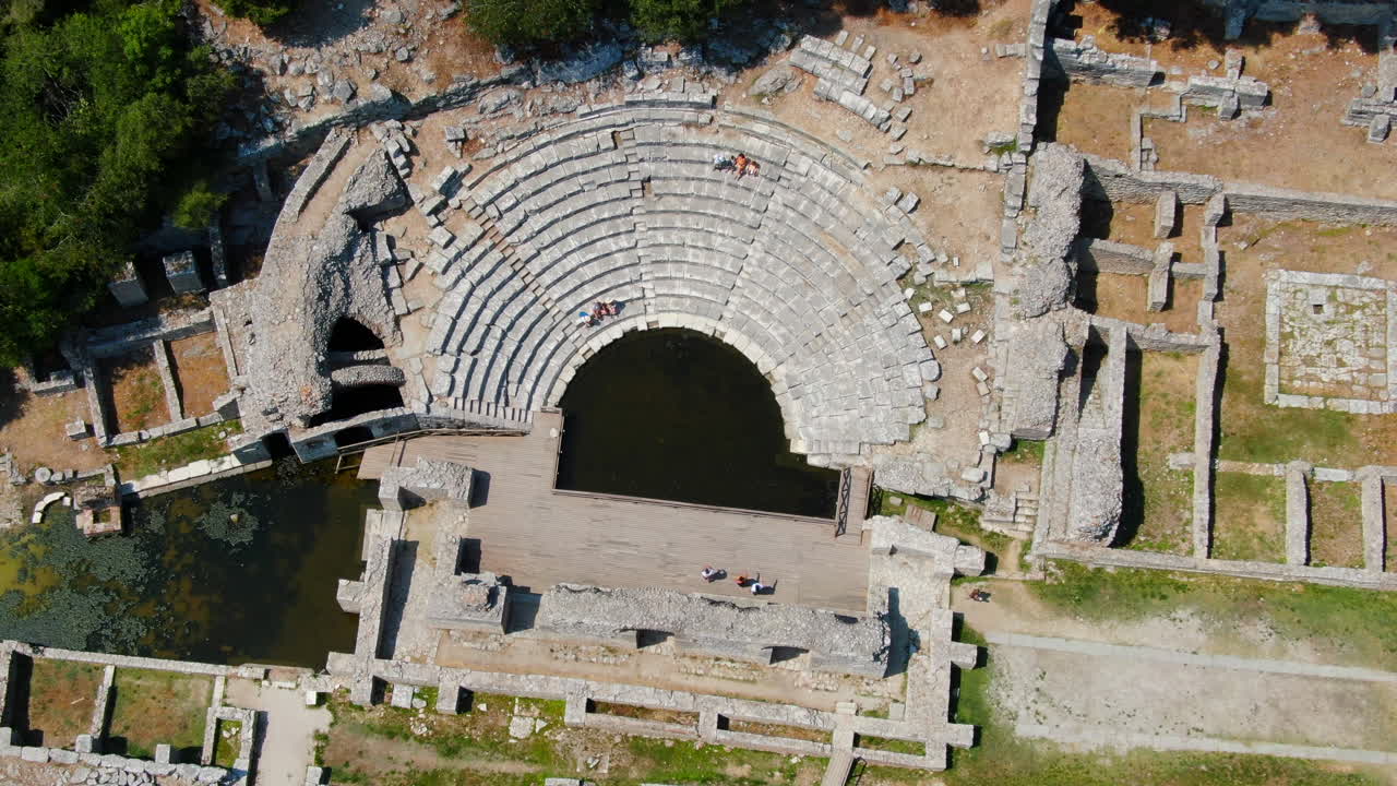 tiro drone cenital butrint anfiteatro romano y ruinas en albania