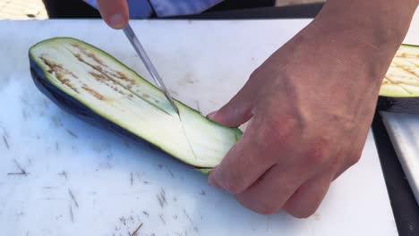 Koch-Bereitet-Auberginen-Für-Den-Grill-Zu