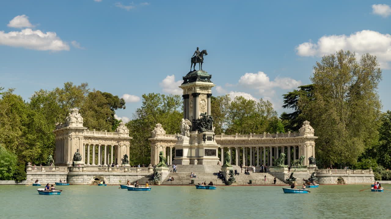 el retiro lake in madrid spain