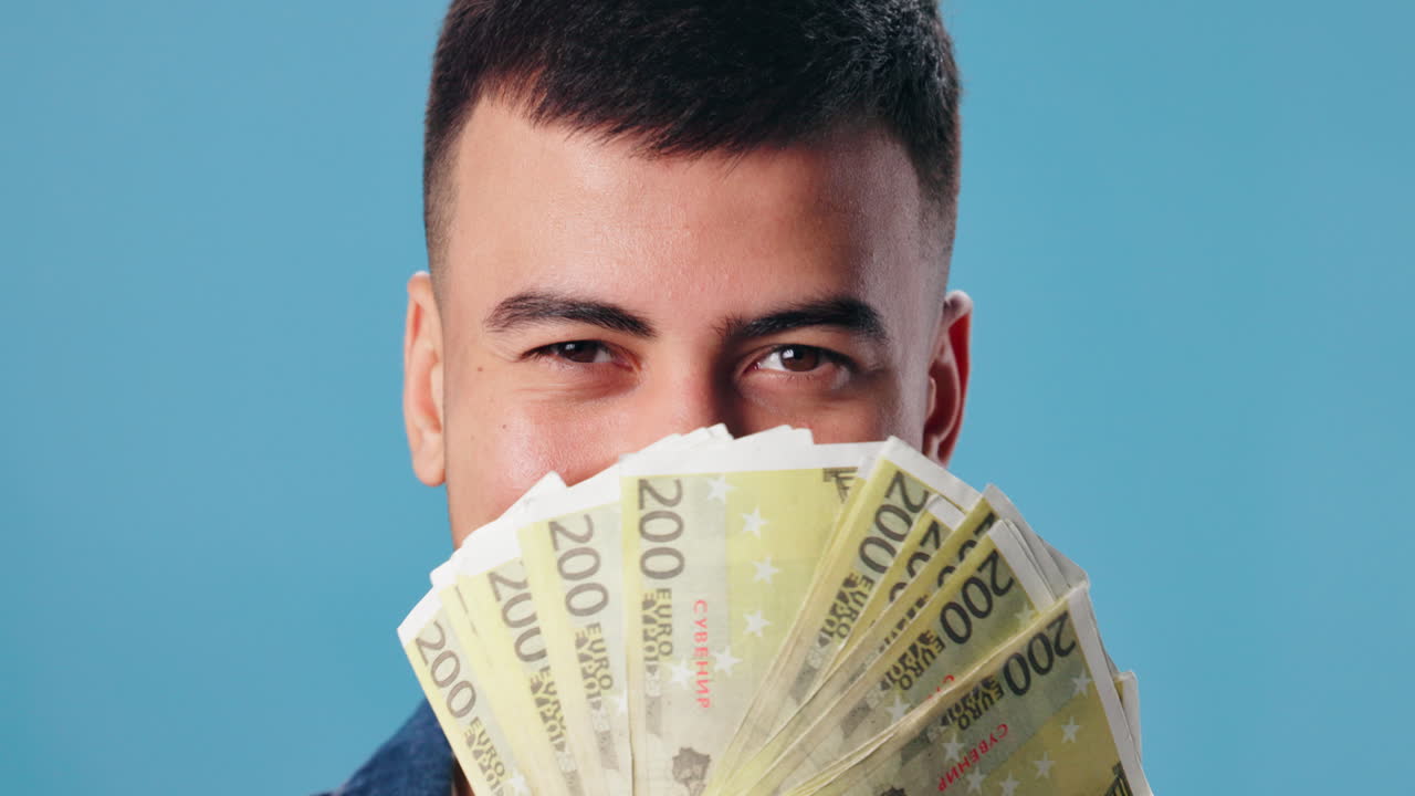 Man holding a fan of 200 Euro bills