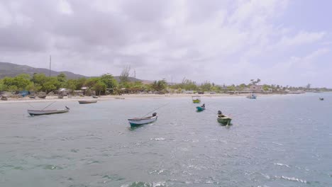 barcos costeros del caribe aguas tranquilas