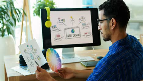 diseñador gráfico masculino trabajando en su escritorio