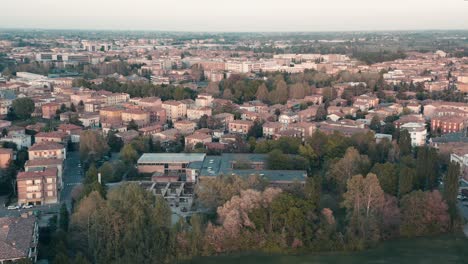 Aéreo:-Filmación-Cinematográfica-Reveladora-En-El-Parque-De-Una-Ciudad-Durante-La-Puesta-De-Sol